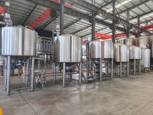 30HL schlüsselfertige Brauereianlage mit fünf Behältern ist mit... 30HL five-vessel turnkey brewery system is conn...