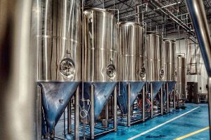 Costes del equipo cervecero: Pequeñas y grandes cerveceras A... Beer Equipment Costs: Small vs. Large Brewery A...